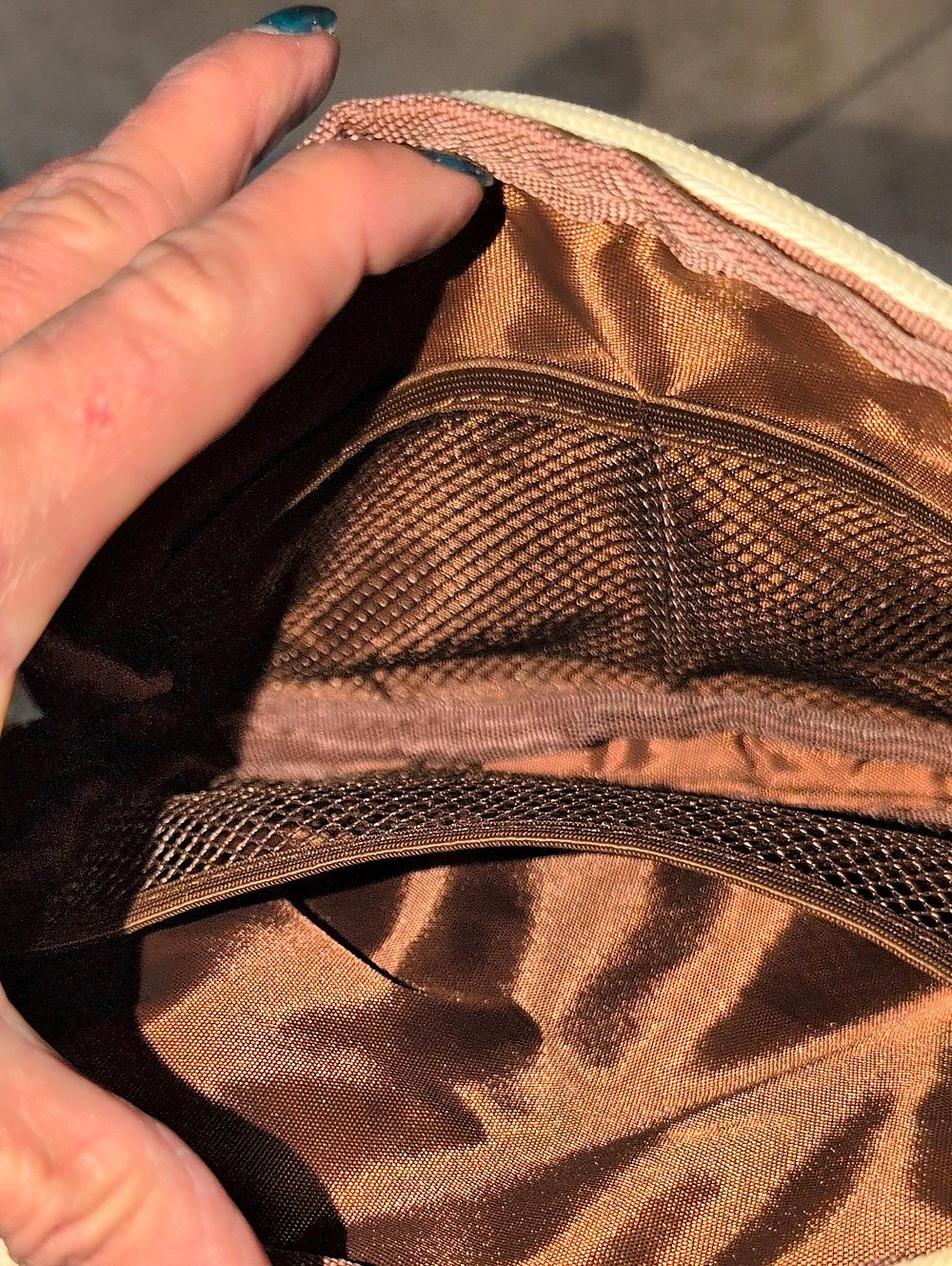 Cream Ribbed Crossbody Bag With An "R" Patch On Front - Picture 6 of 12